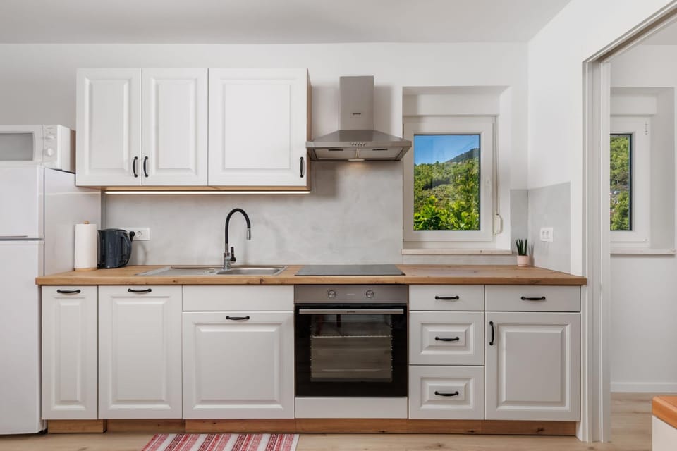Coffee/tea facilities, Kitchen or kitchenette, dishwasher, oven, toaster