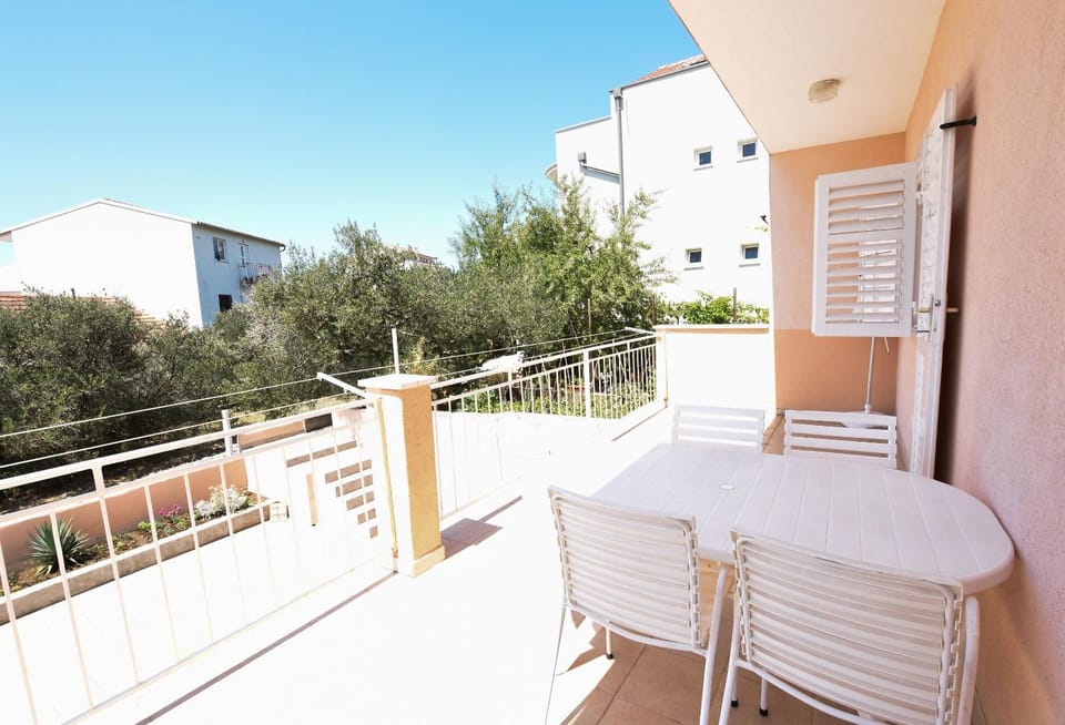Property building, Balcony/Terrace, Dining area