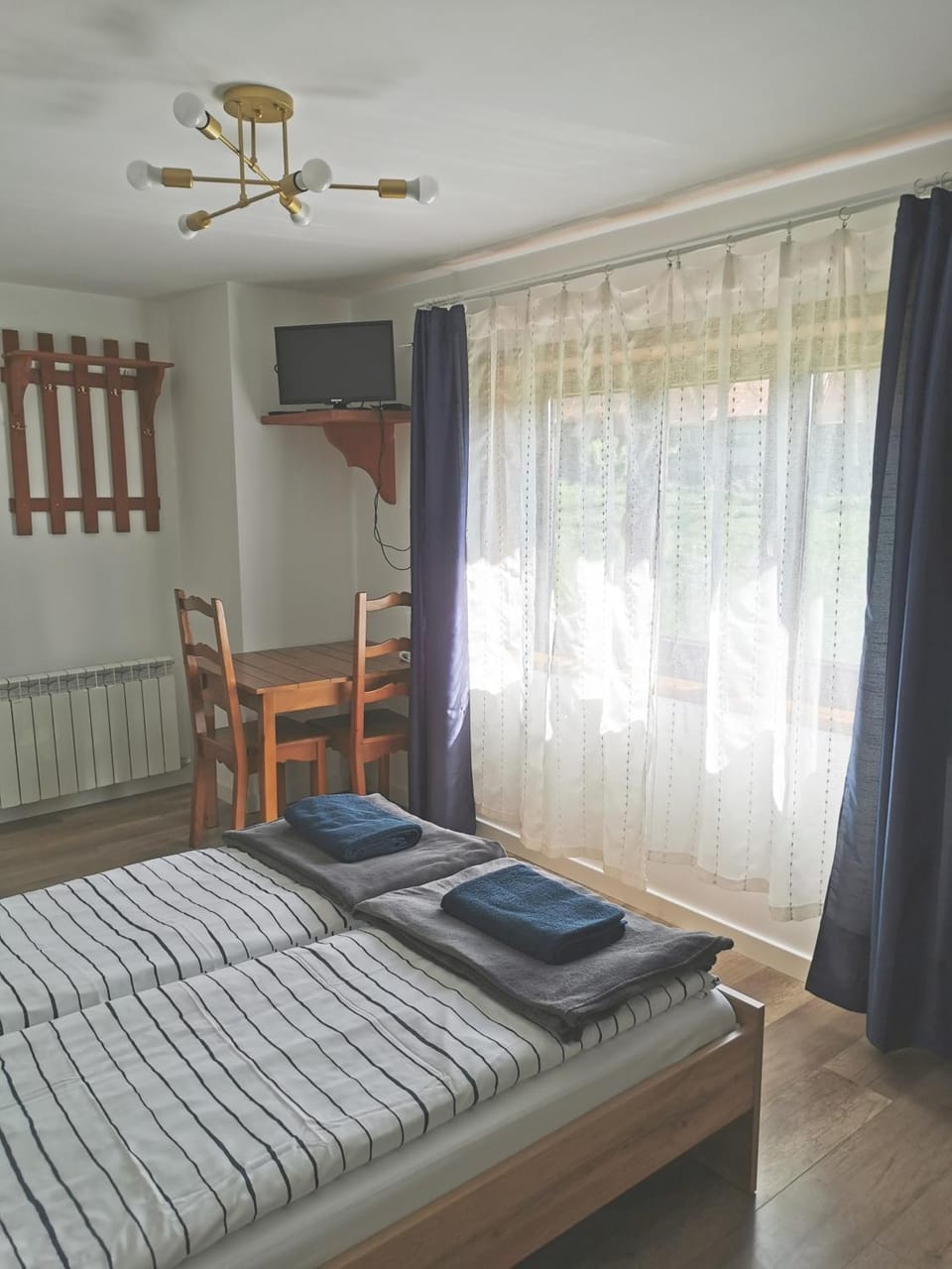 Bed, TV and multimedia, Bedroom