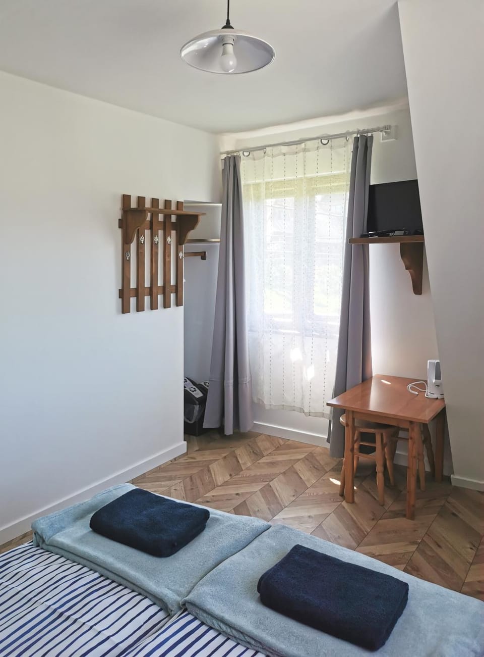 Bed, TV and multimedia, Photo of the whole room, Bedroom