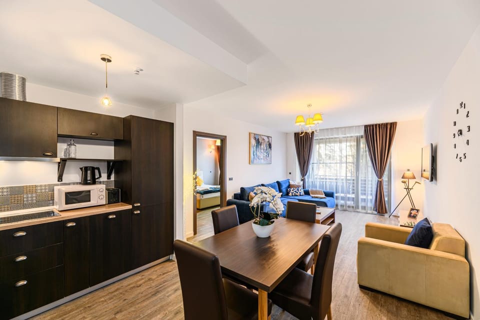 Kitchen or kitchenette, Living room, Seating area, Dining area