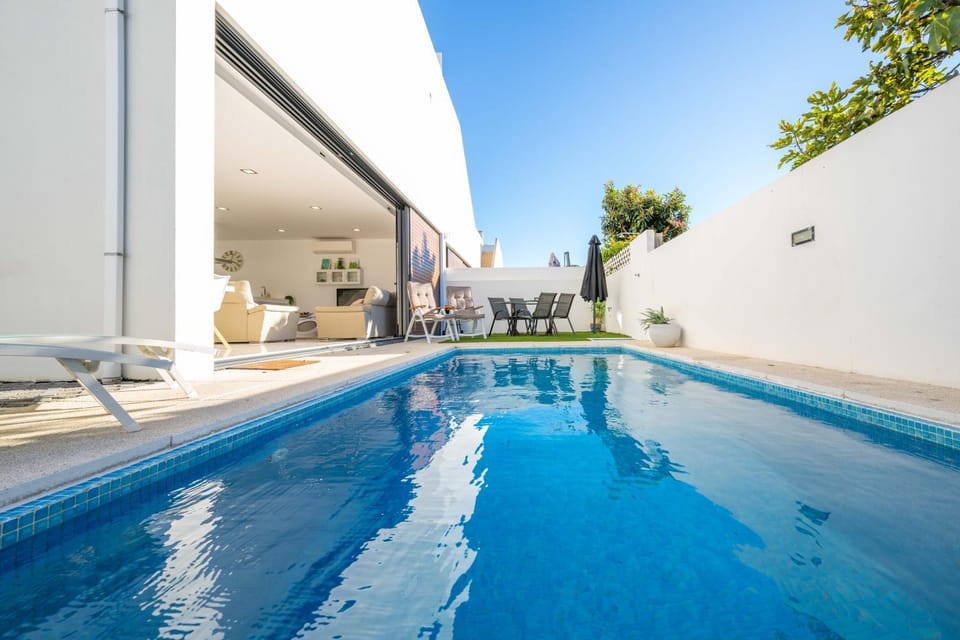 Pool view, Swimming pool, sunbed