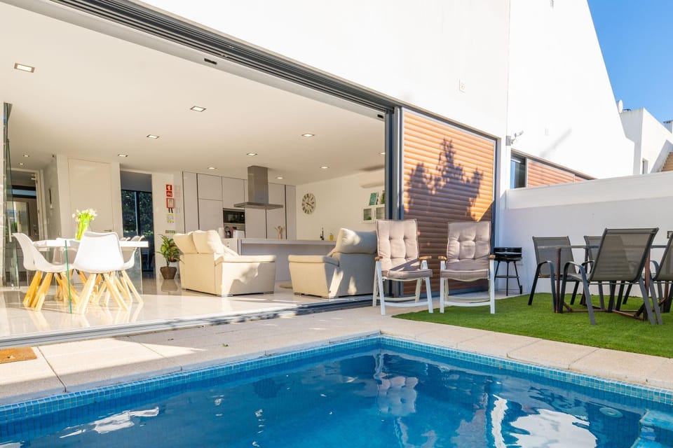 Living room, Dining area, Swimming pool, sunbed