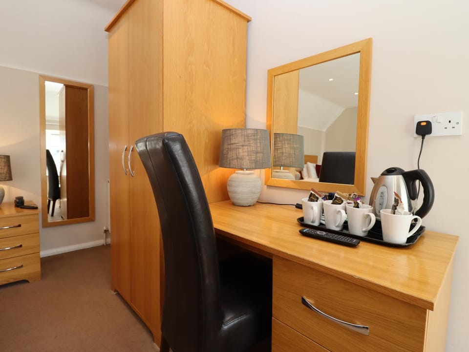 Coffee/tea facilities, hair dresser