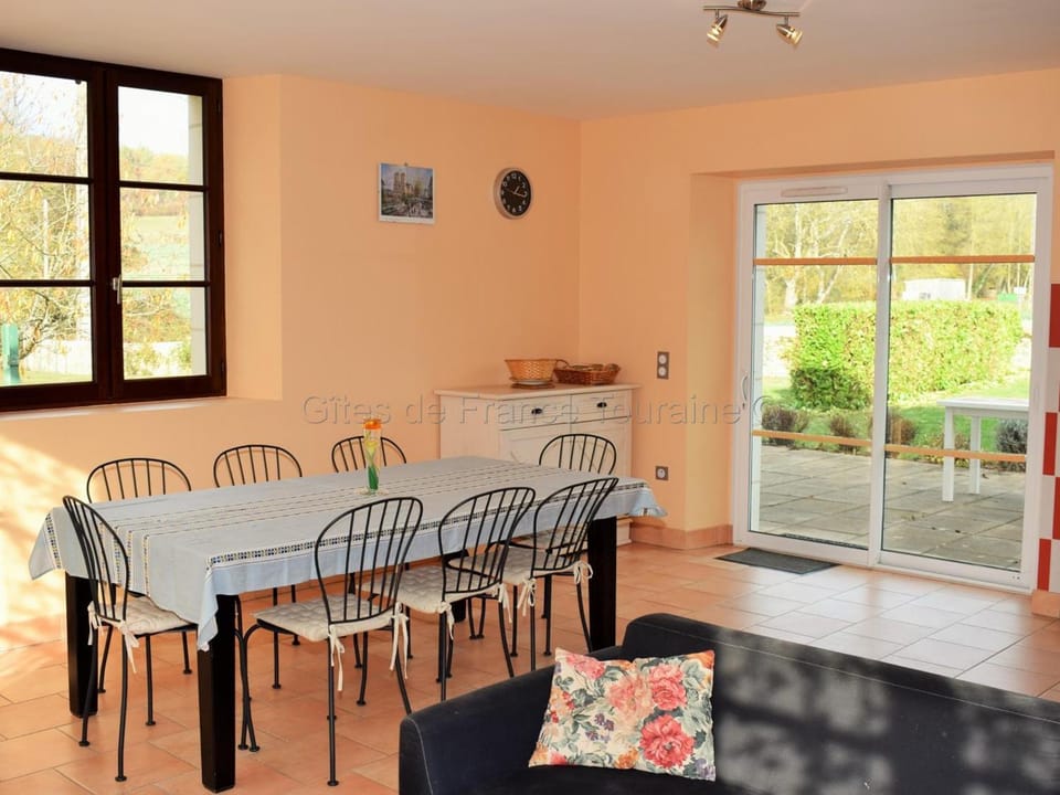 Gîte familial à Chemillé-sur-Indrois, 7 pers, confort et jardin Country House in Centre-Val de Loire