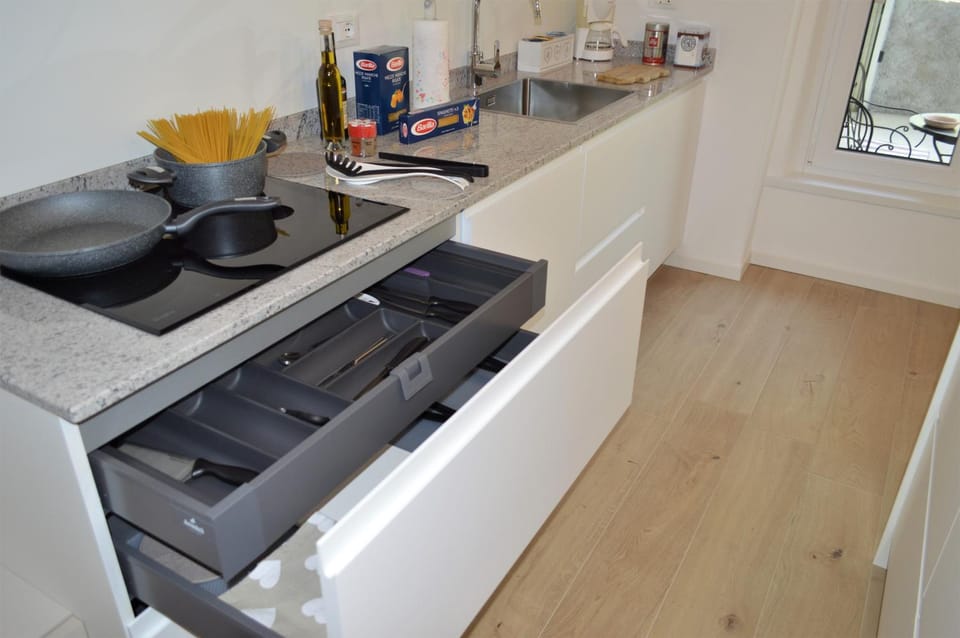 Spring, Day, Coffee/tea facilities, Kitchen or kitchenette, Dining area, Garden view, Mountain view, Inner courtyard view