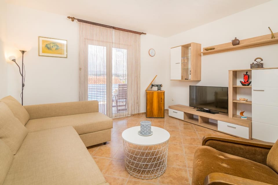 Apartment "On the beach" Apartment in Okrug Gornji