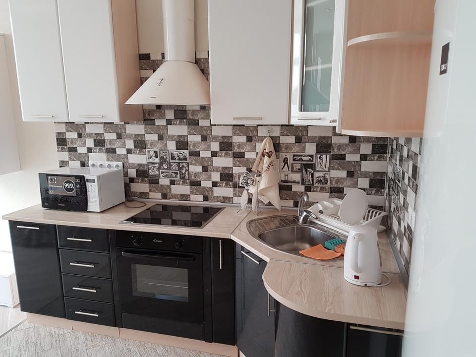 Coffee/tea facilities, Kitchen or kitchenette, Dining area, stove