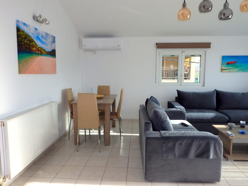 Living room, Seating area, Dining area