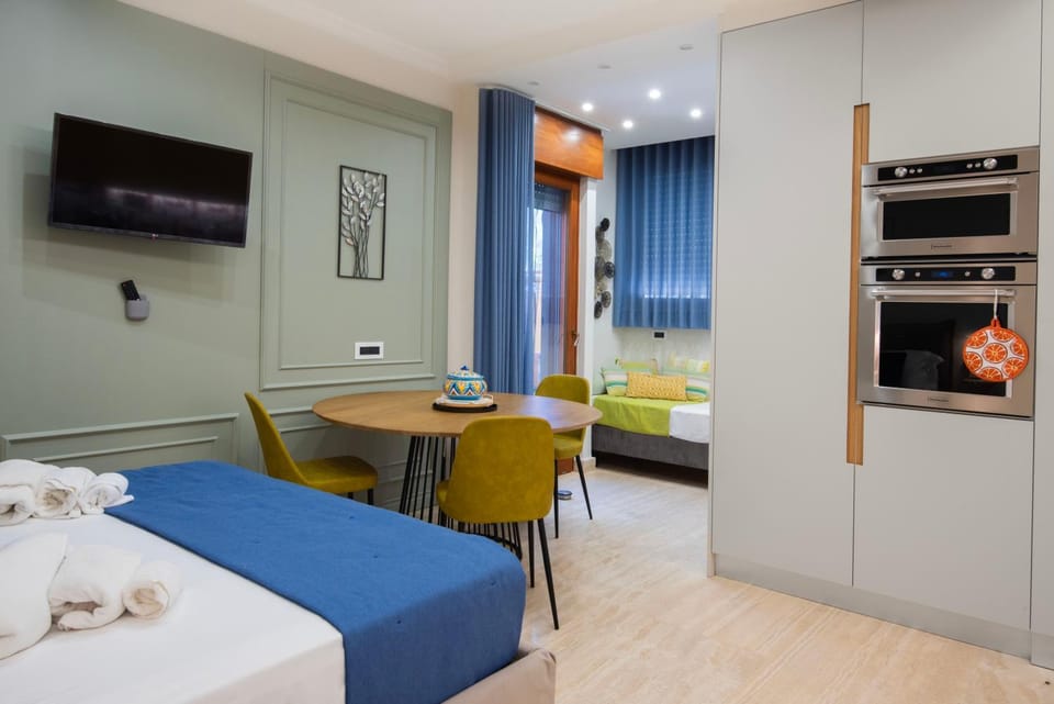 TV and multimedia, Kitchen or kitchenette, Living room, Seating area, Dining area, stove