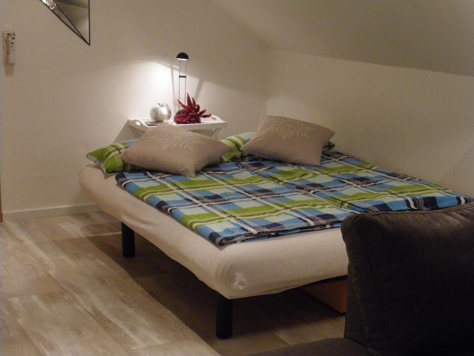 Photo of the whole room, Bedroom
