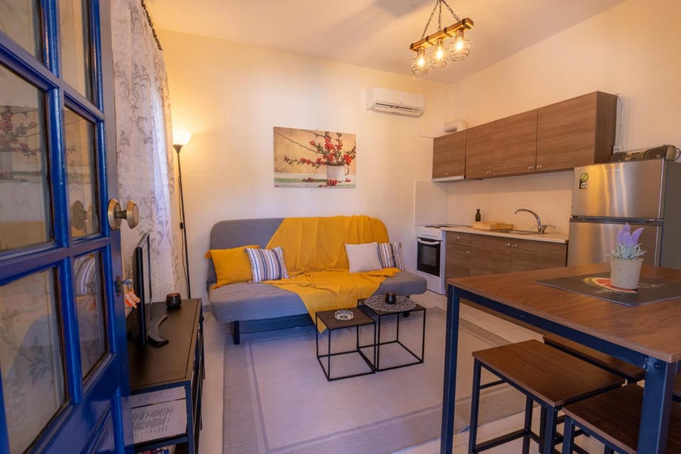 Kitchen or kitchenette, Living room, Seating area, Dining area, oven, pet friendly, stove, air conditioner