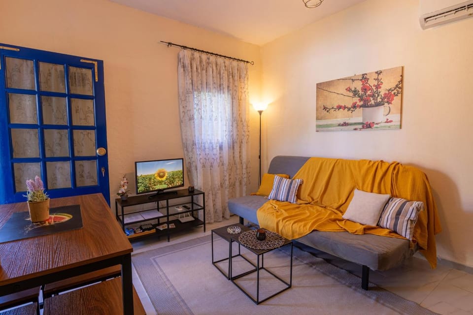 TV and multimedia, Living room, Seating area, air conditioner