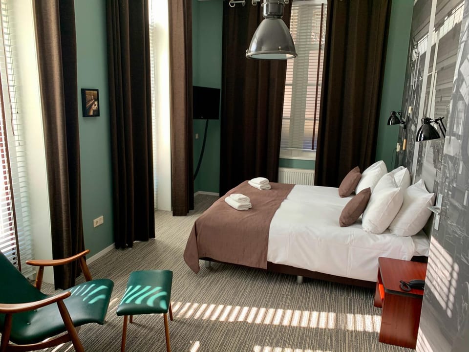 Seating area, Bedroom, Pets, bunk bed