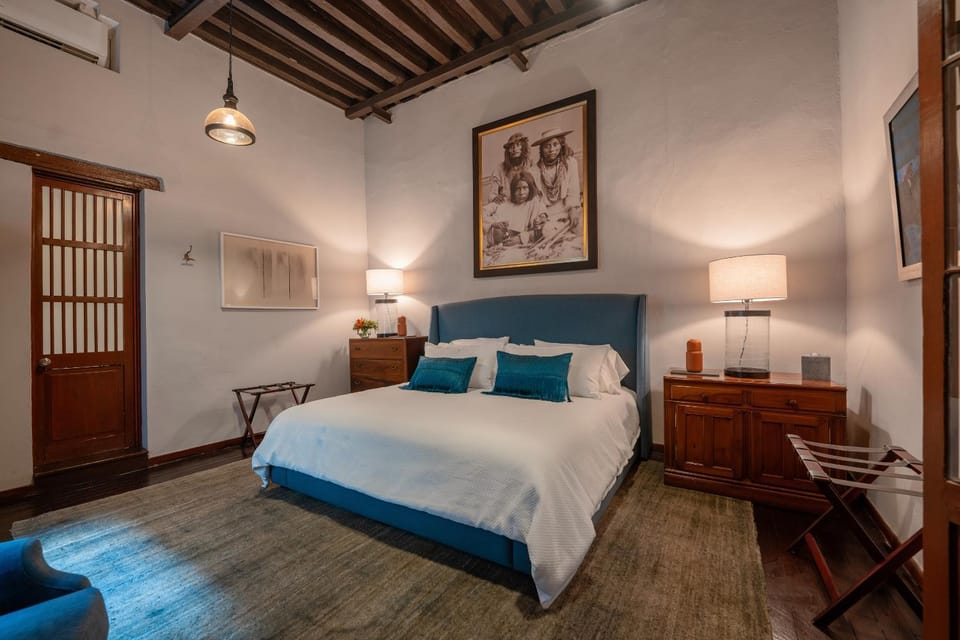 Bed, Living room, Photo of the whole room, Decorative detail, Seating area, Bedroom
