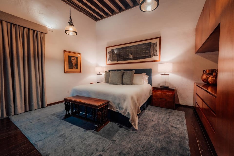 Bed, TV and multimedia, Photo of the whole room, Decorative detail, Bedroom, furniture