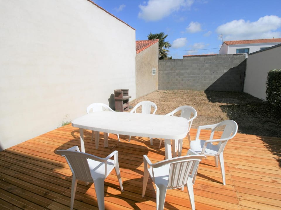 Maison rustique au centre-ville, proche plage, avec jardin et 3 chambres ! - FR-1-22-223 House in La Tranche-sur-Mer