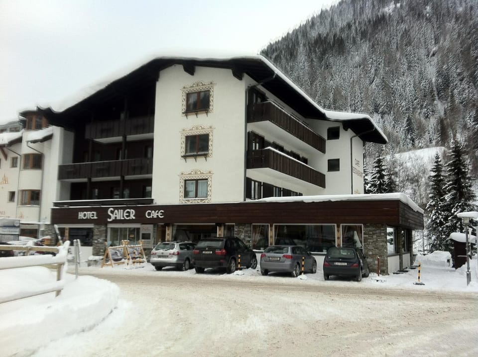Facade/entrance, Winter
