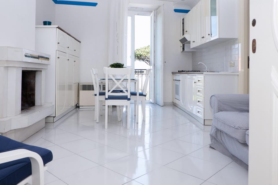 TV and multimedia, Kitchen or kitchenette, Living room, Dining area