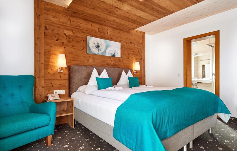 Photo of the whole room, Bedroom, Mountain view