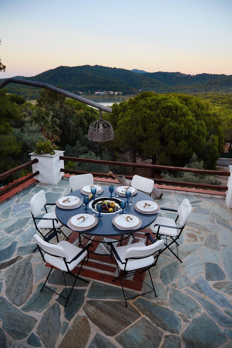 Restaurant/places to eat, BBQ facilities, Balcony/Terrace