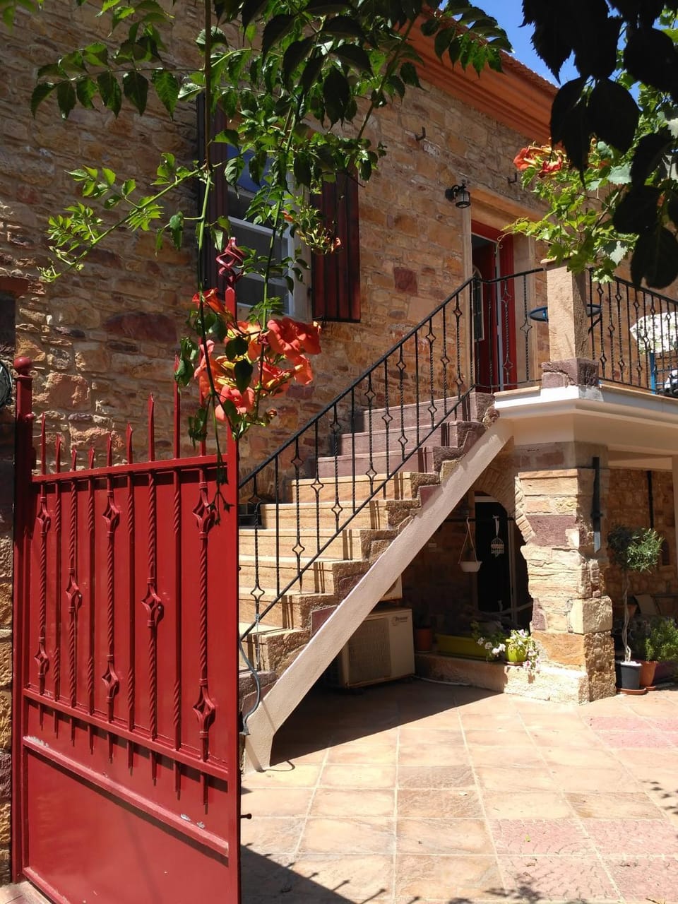 Facade/entrance