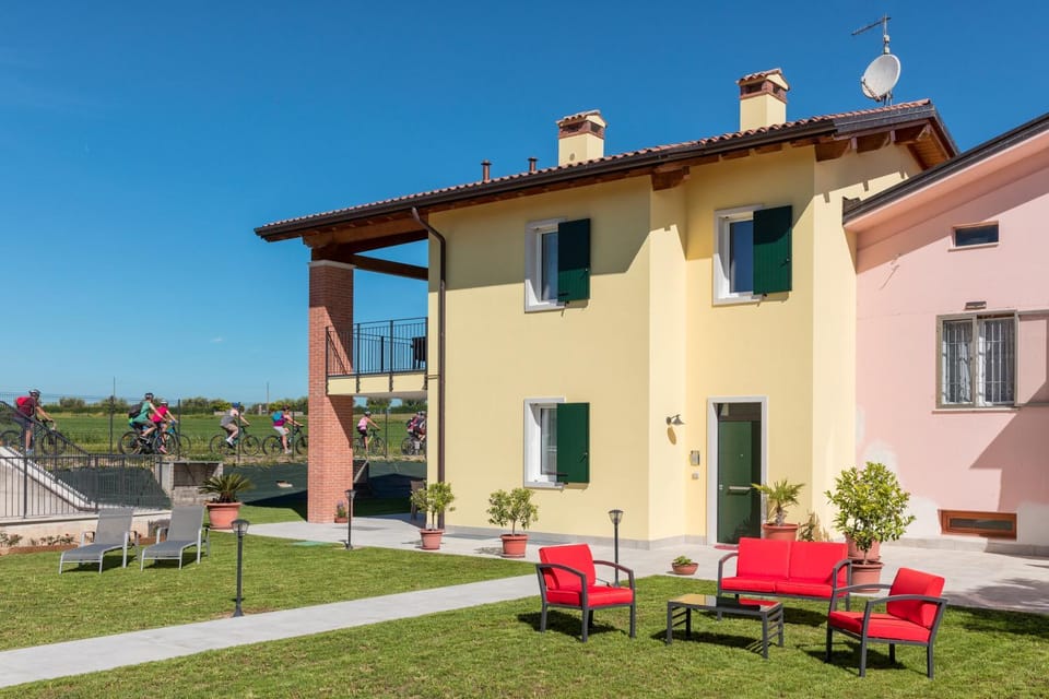 Facade/entrance, Garden, Cycling, Garden view