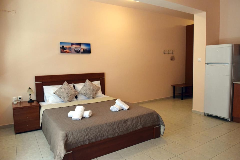 Bed, Kitchen or kitchenette, towels, air conditioner