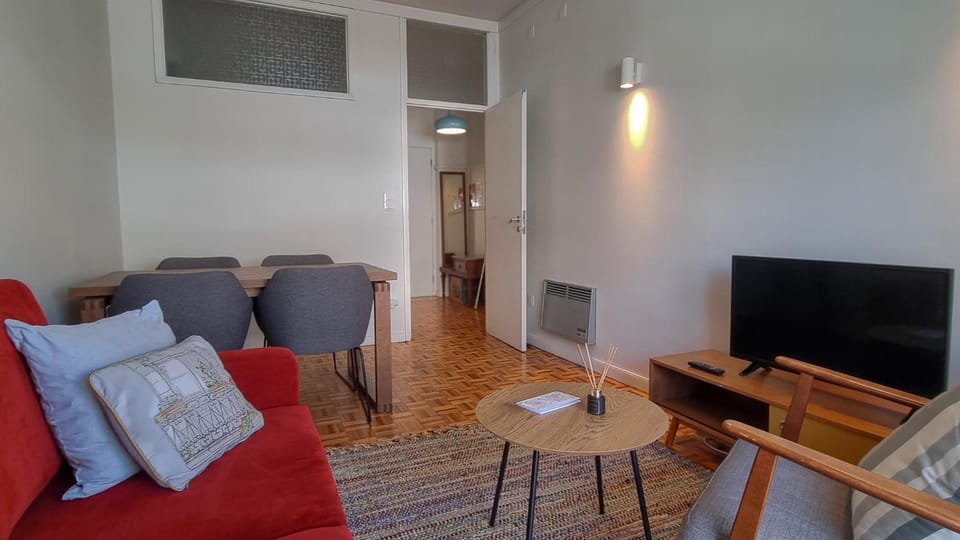 Communal lounge/ TV room, TV and multimedia, Living room, Seating area, Evening entertainment