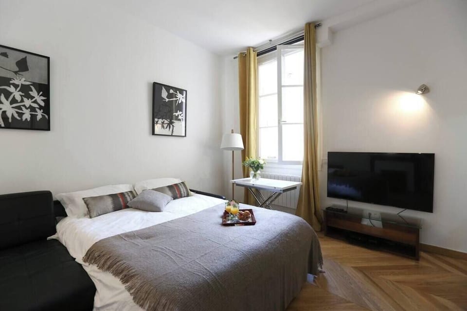 Designer Flat, Steps from Place des Vosges, Le Marais Apartment in Paris