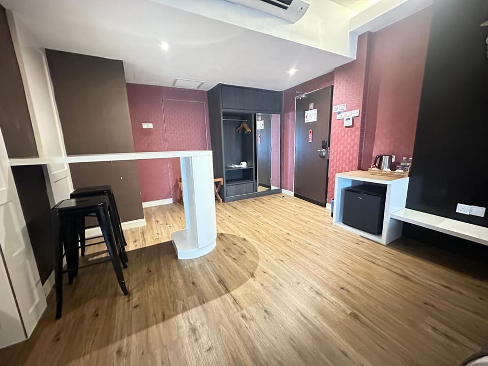 Coffee/tea facilities, minibar, wardrobe