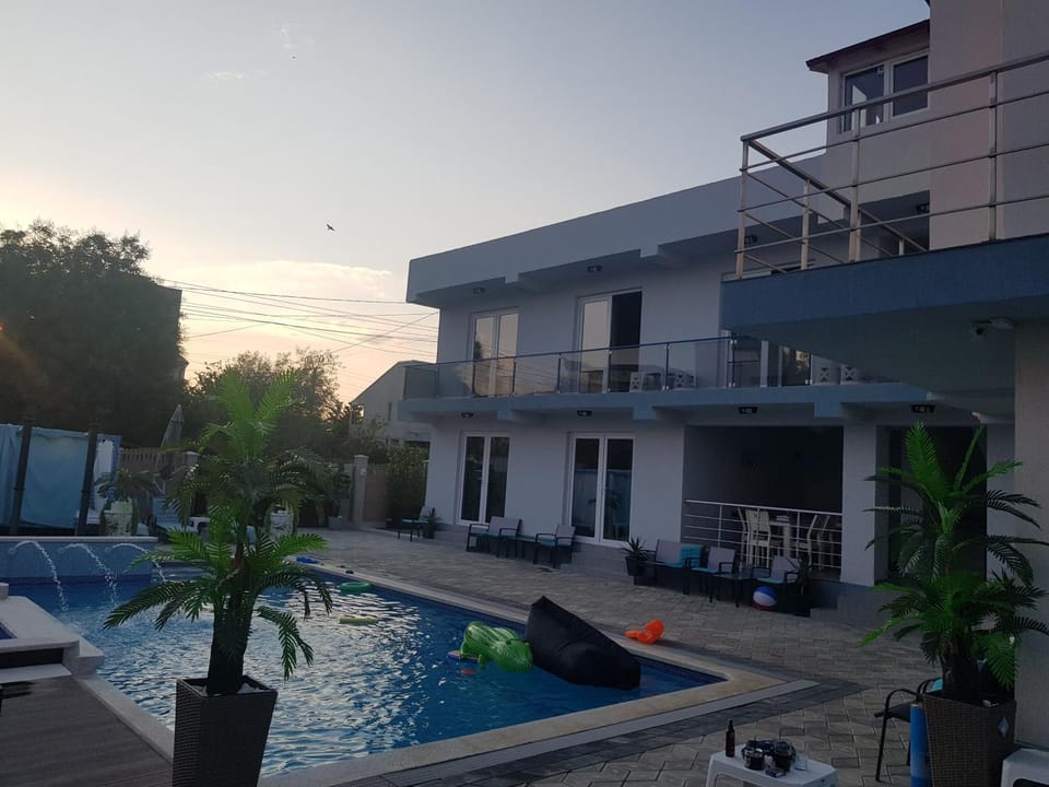 Property building, Restaurant/places to eat, Swimming pool, Breakfast