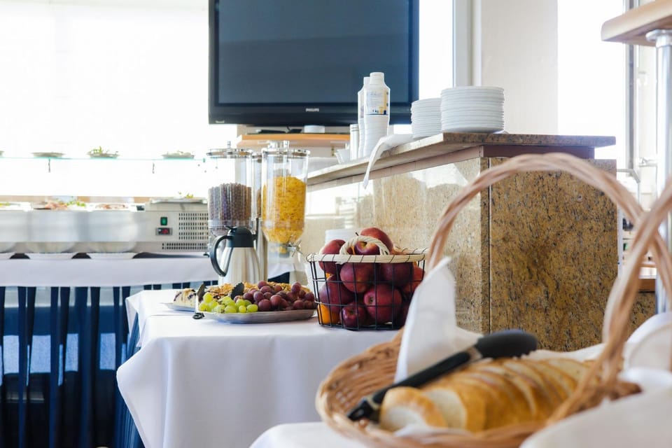 TV and multimedia, Food and drinks, Food, Breakfast, Continental breakfast, Buffet breakfast