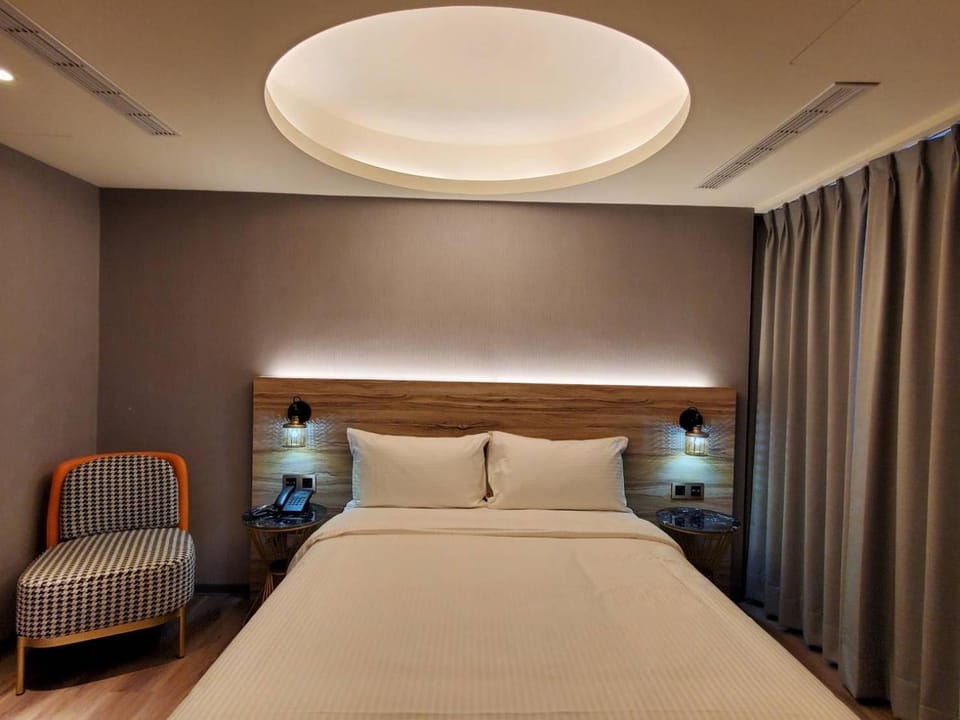 Bed, Photo of the whole room, Seating area