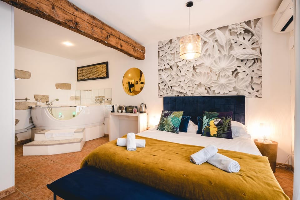 Bed, Photo of the whole room, Bedroom, Bath, towels