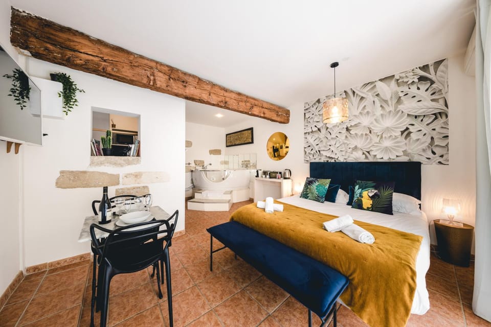 Photo of the whole room, Seating area, Bedroom