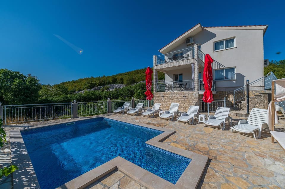 Property building, Patio, Day, Pool view, Swimming pool, sunbed