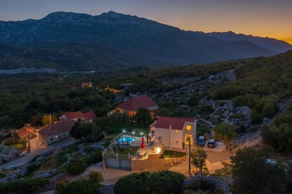 Property building, Neighbourhood, Natural landscape, Bird's eye view, Mountain view, Sunset
