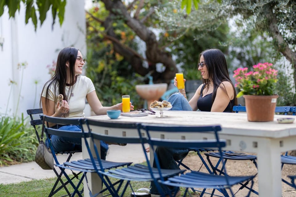 Patio, Spring, Day, People, Garden, Food and drinks, Dining area, Food, Guests, Garden view, Drinks, Alcoholic drinks, group of guests