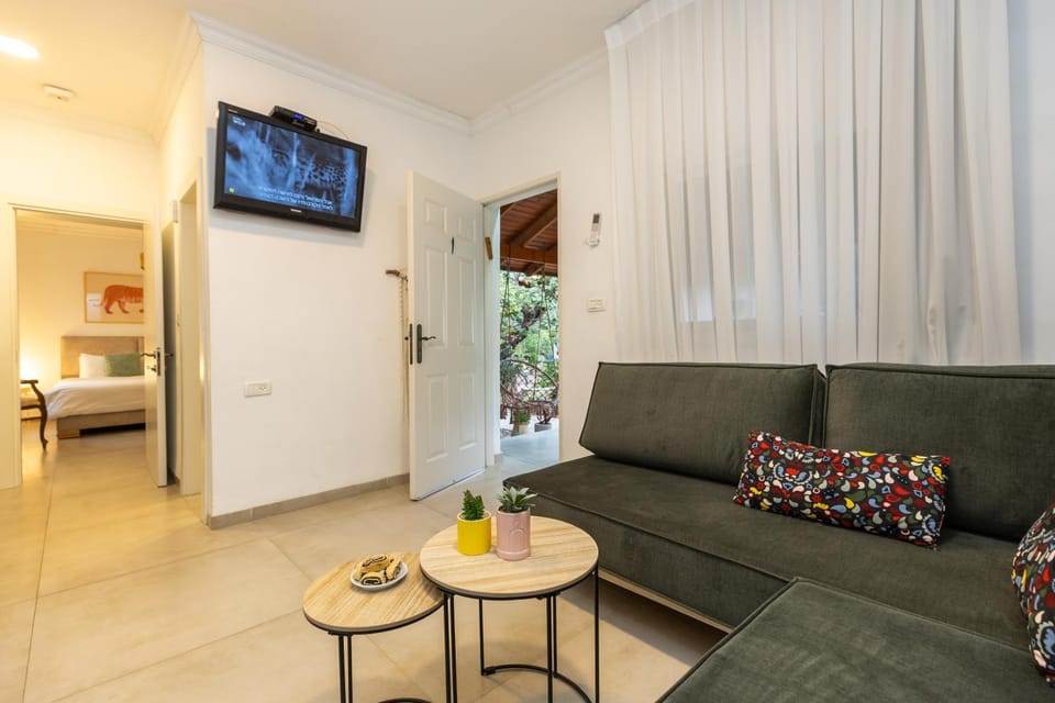 Bed, TV and multimedia, Living room, Seating area, Dining area, Bedroom