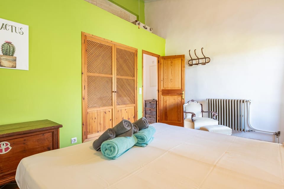 Bed, Photo of the whole room, Bedroom, internet, towels