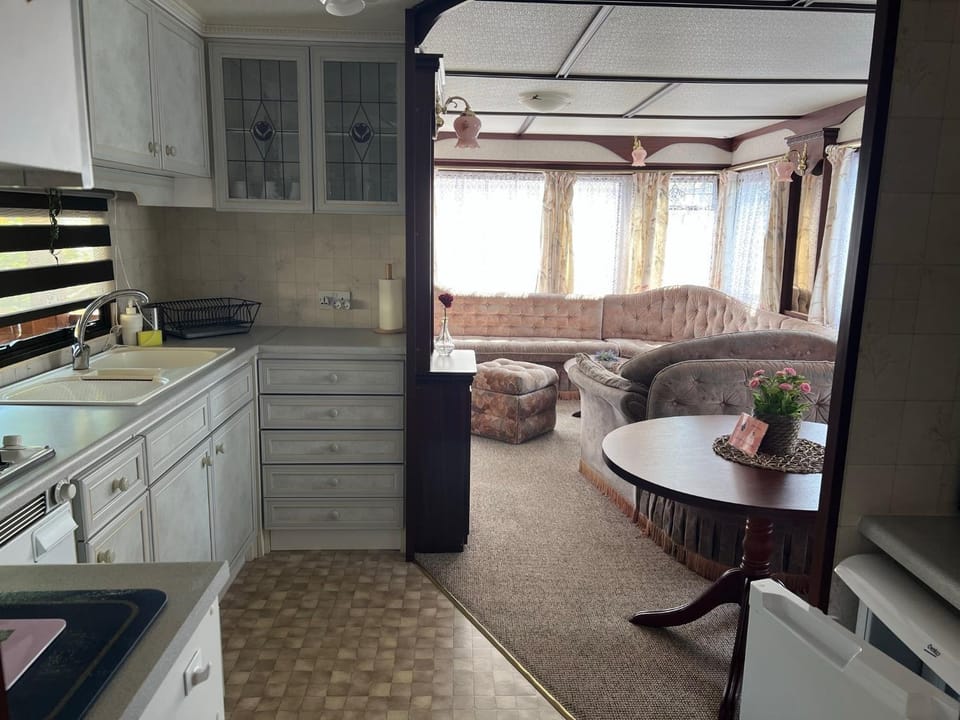 Kitchen or kitchenette, Dining area, minibar