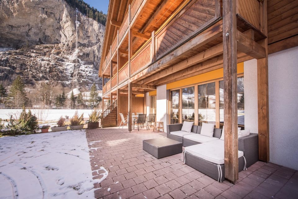 Property building, Patio, Balcony/Terrace, Seating area, Mountain view