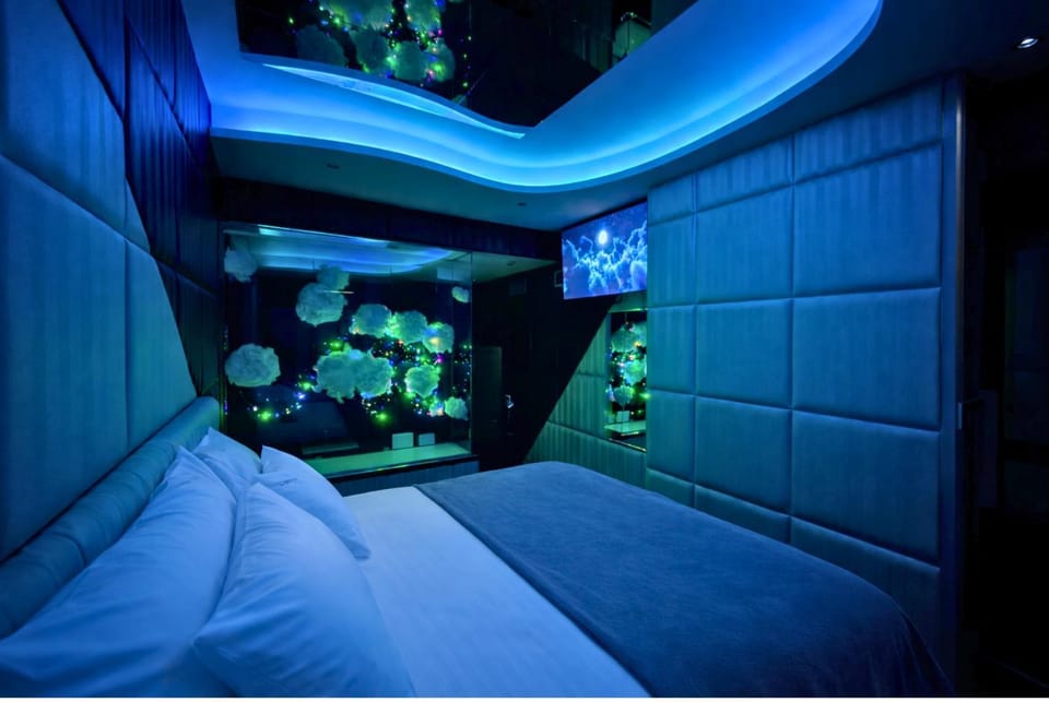 Communal lounge/ TV room, Bed, TV and multimedia, Living room, Photo of the whole room, Seating area, Evening entertainment, Bedroom