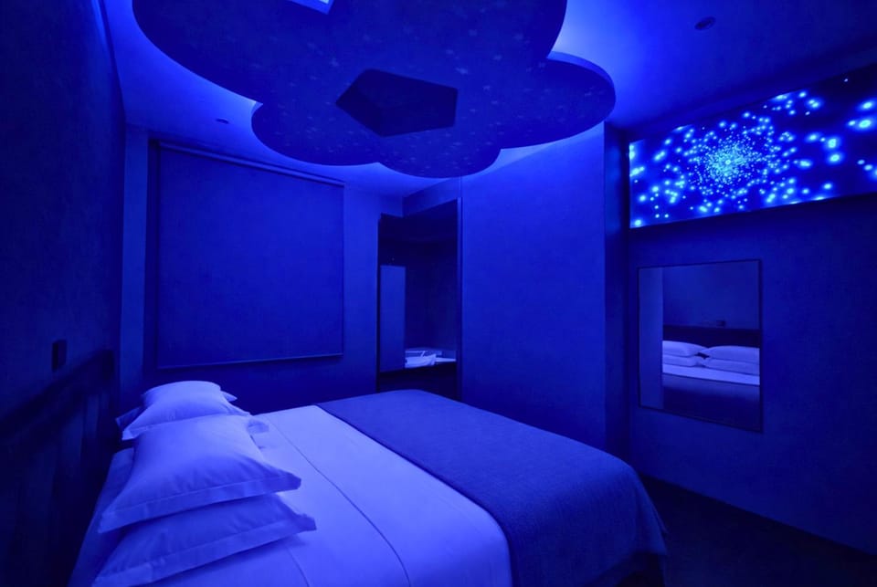 Bed, TV and multimedia, Photo of the whole room, Bedroom