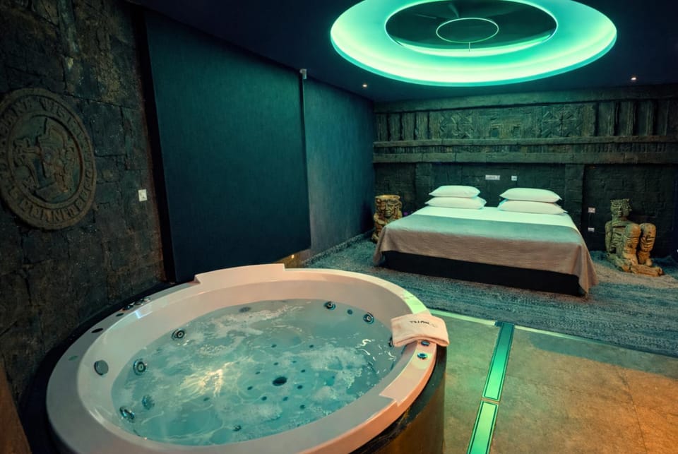 Bed, Hot Tub, Bathroom, Photo of the whole room, Bedroom, Bath