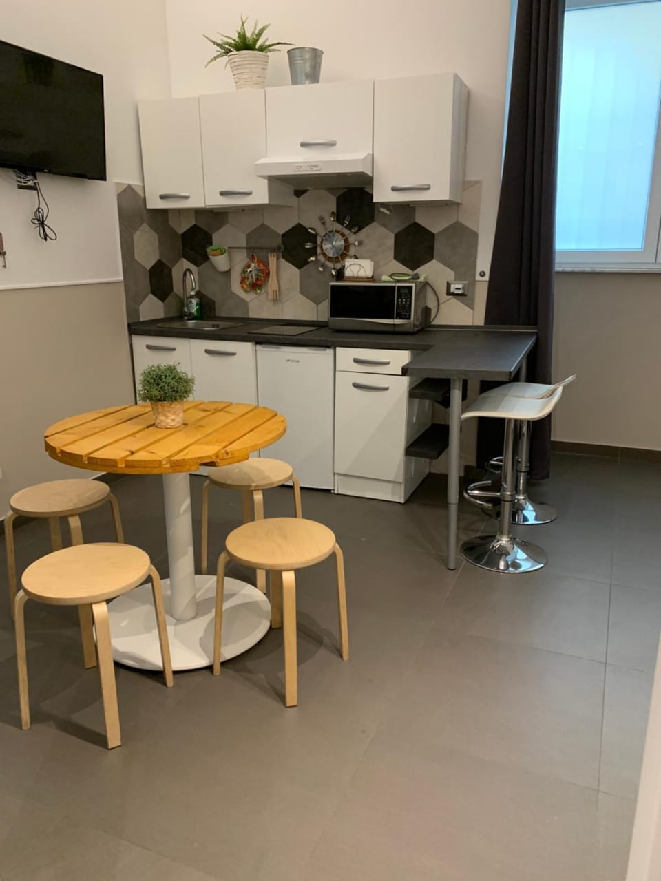 Kitchen or kitchenette, Dining area