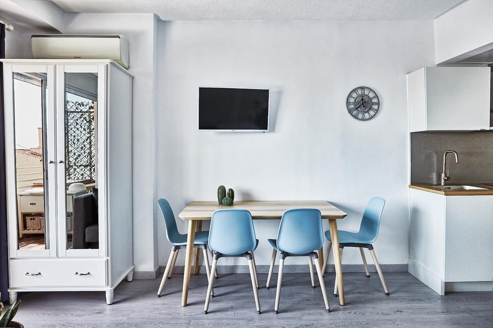 TV and multimedia, Living room, Seating area, Dining area