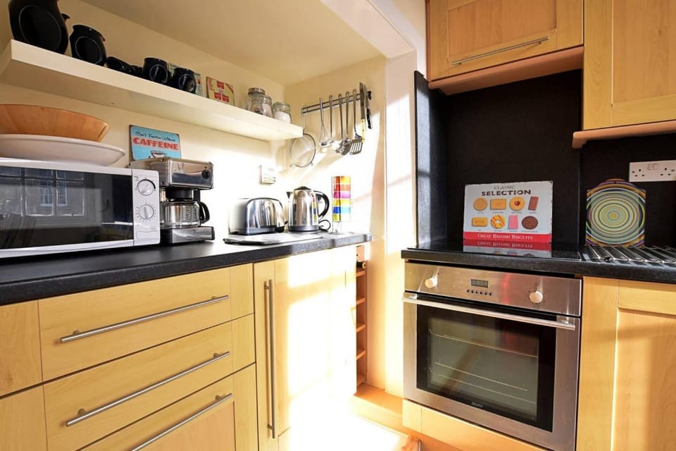 Coffee/tea facilities, Kitchen or kitchenette, oven, stove