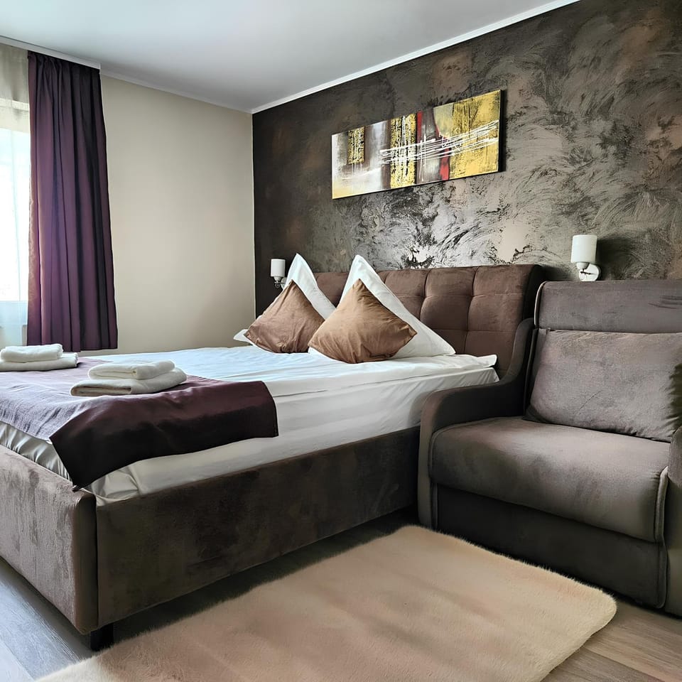 Bed, Living room, Photo of the whole room, Seating area, Bedroom